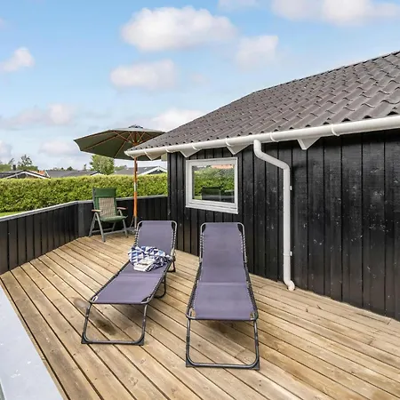 4 Bedroom Gorgeous In Holiday home *
